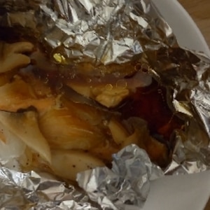 フライパンで作る鮭のホイル焼き（玉ねぎ、しめじ）